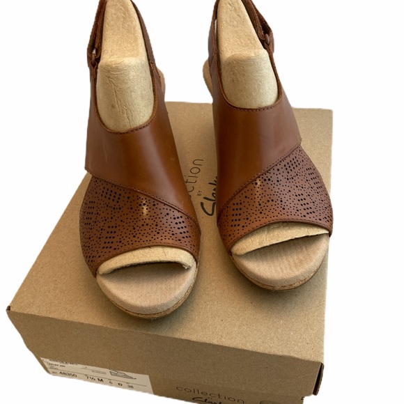 CLARKS Lafley Joy Tan Leather Wedge Sandals - Picture 8 of 8